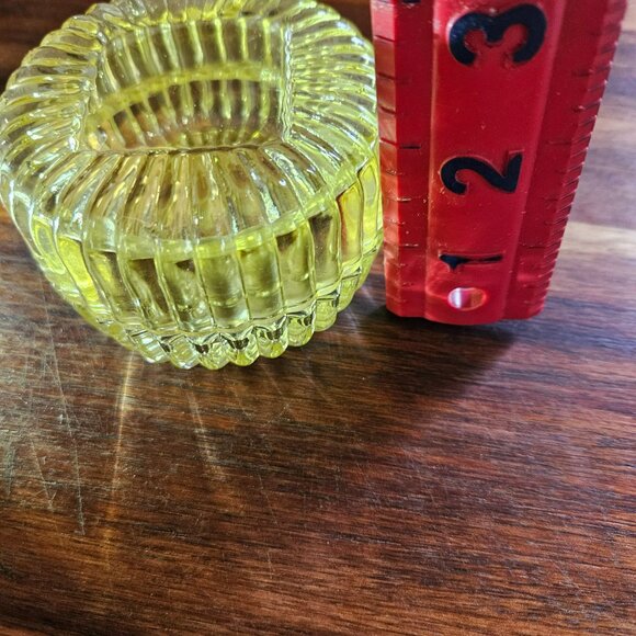 VINTAGE YELLOW GLASS COVERED DISH FOR JEWELRY OR WHAT NOT PRETTY YELLOW COLOR - Picture 5 of 6